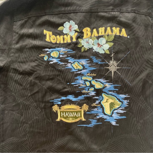 Silk Tommy Bahama Hawaiian shirt with Hawaii Islands embroidered on the back - Picture 2 of 9